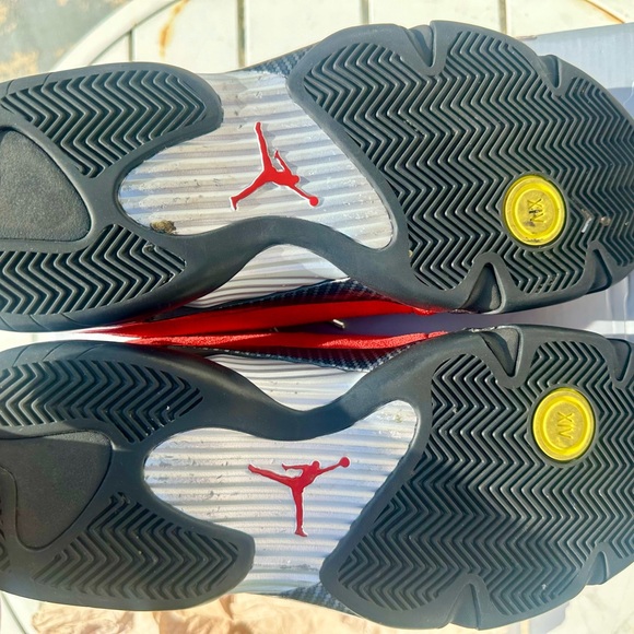 Jordan Athletic Shoes in White Box - Picture 8 of 9